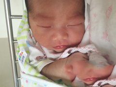 虽年过花甲，宝宝的降临却让他宛如新生